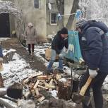 Белгородские партийцы помогли пожилой женщине наколоть дрова