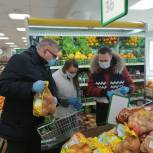 Активисты «Молодой Гвардии» помогли пенсионерке с покупкой продуктов