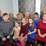Партийцы Ямальского района вручили медаль труженику тыла