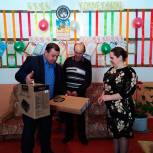 В день работников культуры секретарь Петуховского местного отделения, глава Петуховского района Игорь Арзин лично поздравил представителей этой профессии
