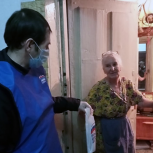 Волонтеры ЕР оказывают оперативную помощь пенсионерам во Владивостоке 