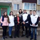 Луховицкие молодогвардейцы и партийные сторонники помогли пенсионерке вскопать землю под цветы