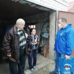 Секретарь Кореневского местного отделения Партии доставил продукты пенсионерам