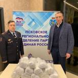 Региональный волонтерский центр «Единой России» передал партию медицинских масок для полицейских 