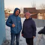 В Южно-Сахалинске волонтеры развозят продукты и чистят снег