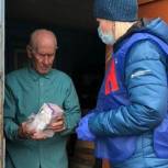 В Томари волонтеры навещают  пожилых людей