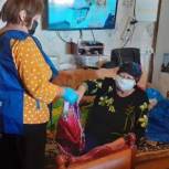Волонтеры из Эрдниевского продолжают оказывать помощь