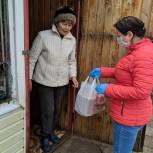 Партийцы в Поныровском районе доставляют продукты пенсионерам