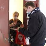 Волонтеры доставляют лекарственные препараты на дом 