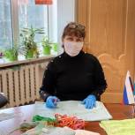 В Корсакове партийцы шьют маски