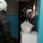 Лабытнангские волонтеры «Единой России» продолжают оказывать помощь одиноким пенсионерам