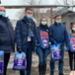 Продуктовые наборы от «Единой России» доставляют волонтеры малообеспеченным жителям Камчатки