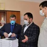 Депутаты Благовещенской городской Думы передали в школу 13 планшетов для дистанционной учебы