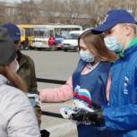 В Абакане волонтеры раздали маски и дезинфицирующие средства посетителям автовокзала