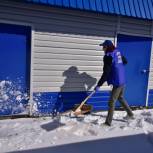 Участники «ПолитСтартапа» в Тюменском районе помогли ветерану очистить двор от снега