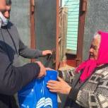 В Курском районе партиец передал продуктовые наборы одиноким пожилым гражданам