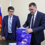 Депутат Госдумы передал в волонтерский центр Нарьян-Мара антисептики