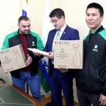 В Нарьян-Маре клининговая компания вручила волонтерскому центру партию антисептика