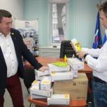 Депутат Госсовета Юрий Зорин передал волонтерам медицинские перчатки и дезинфицирующие средства