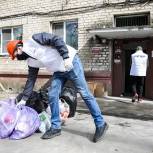 Молодогвардейцы в подмосковном Орехово-Зуеве помогли с переездом жителям дома, где взорвался газ