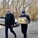 Депутаты Балашихи развозят продуктовые наборы пенсионерам 