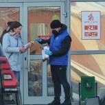 В Салехарде волонтеры раздали жителям защитные маски