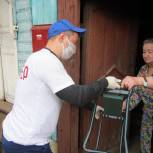 Волонтеры доставили пенсионерке из Луха на дом ходунки