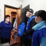 Тюменские волонтеры навестили ветеранов-педагогов на самоизоляции