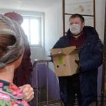 Волонтеры лично контролируют сбор и выдачу продуктовых наборов школьникам