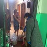 Лариса Соколова навестила многодетную семью и привезла продукты первой необходимости