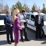 Двум больницам Омска передали новые автомобили