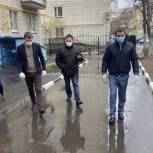 «Городская среда»: Координатор проинспектировал благоустроенные в прошлом году дворы Саратова