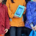 Верхневилюйским школьникам депутат подарила планшеты для дистанционного обучения