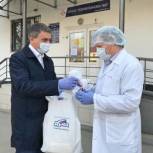 Областной депутат передал маски и антисептики для пациенток женской консультации