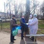 Тумские волонтеры раздали медикам  маски и защитные костюмы
