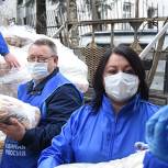 Месяц борьбы с пандемией: Волонтеры помогли десяткам тысяч россиян