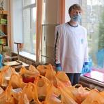 Волонтеры помогли смоленским учителям раздать школьные продуктовые наборы