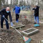 Активисты партпроекта «Городская среда» в Луховицах провели субботник на территории мемориала войны