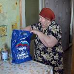 Югорские волонтеры развозят бесплатные продуктовые наборы