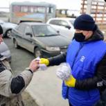 На переправе Салехард – Лабытнанги волонтеры раздавали маски