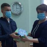 Великолукский предприниматель передал партию защитных перчаток для волонтеров и соцработников 