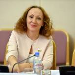 Елена Кашкарова помогает многодетной семье