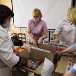 Волонтеры передали продуктовые наборы южно-сахалинским медикам