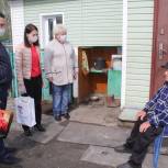 Депутаты вручают «Георгиевские ленточки» на округе