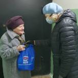 Активисты помогают пожилым тоболякам во время самоизоляции  
