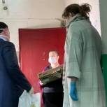 Двум семьям в Железнодорожном районе вручили гаджеты для дистанционного обучения