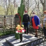 Партийцы и общественники проверили, как проводится ремонт памятника в Заводском районе