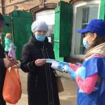 В шести населенных пунктах Чердынского городского округа волонтеры раздают одноразовые маски 