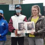 Волонтёры Солнечногорска доставляют на дом жителям портреты героев для участия в акции «Бессмертный полк»