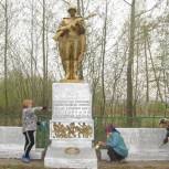 Партийцы и сторонники привели в порядок памятник воинам Великой Отечественной войны в Мошковском районе